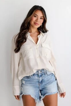 Avery Light Wash Distressed Denim Shorts -Trendy Clothing Store shopdressup light wash denim shorts 3