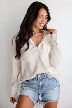 Avery Light Wash Distressed Denim Shorts -Trendy Clothing Store shopdressup light wash denim shorts 4